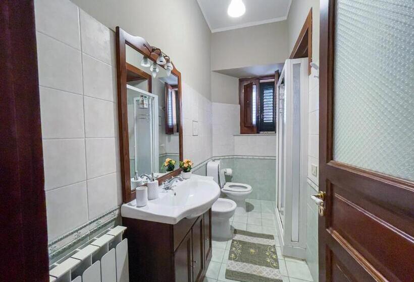 חדר דלוקס, Dolmen House