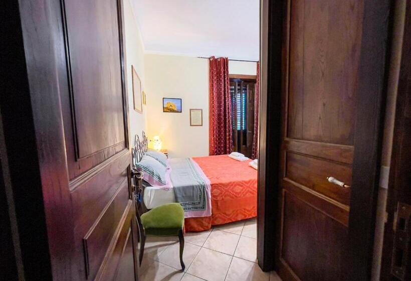 חדר סטנדרט לארבעה, Dolmen House