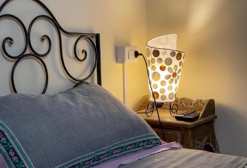 اتاق استاندارد چهار تخته, Dolmen House