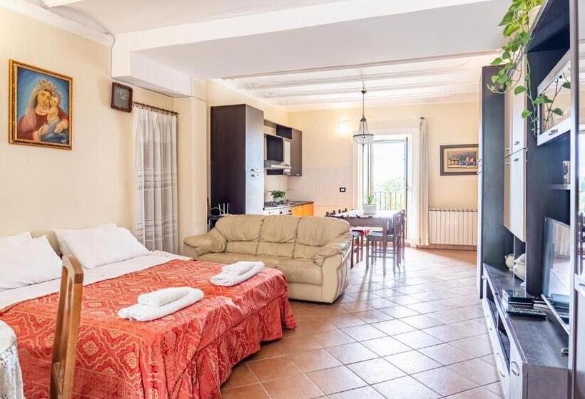 إستديو قياسى مزود بشرفة, Dolmen House