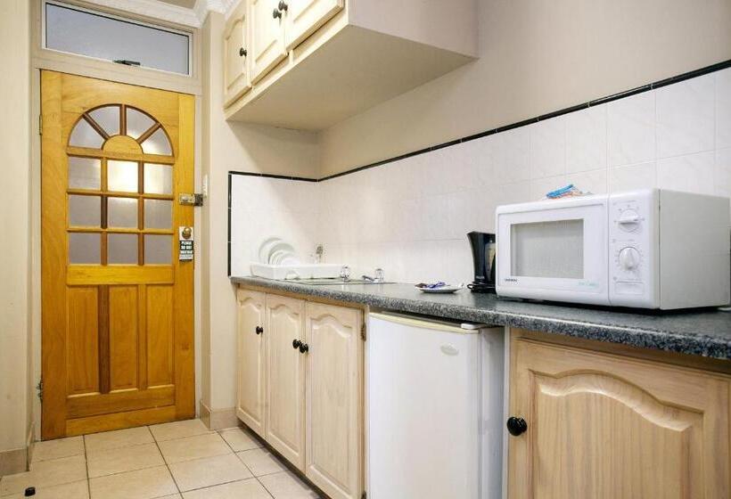 اتاق خانوادگی, The Reef Apartments