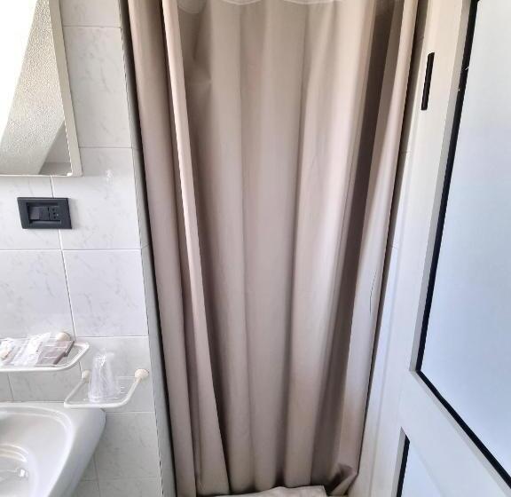 חדר בסיסי, Garden Bocca Di Magra