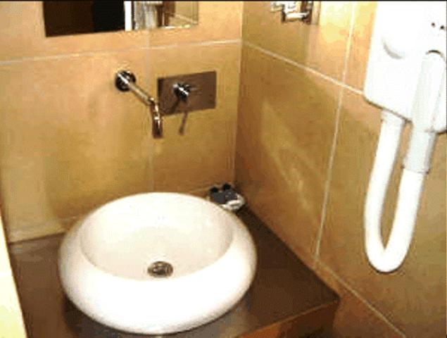 חדר סטנדרט לשלושה, Aegli