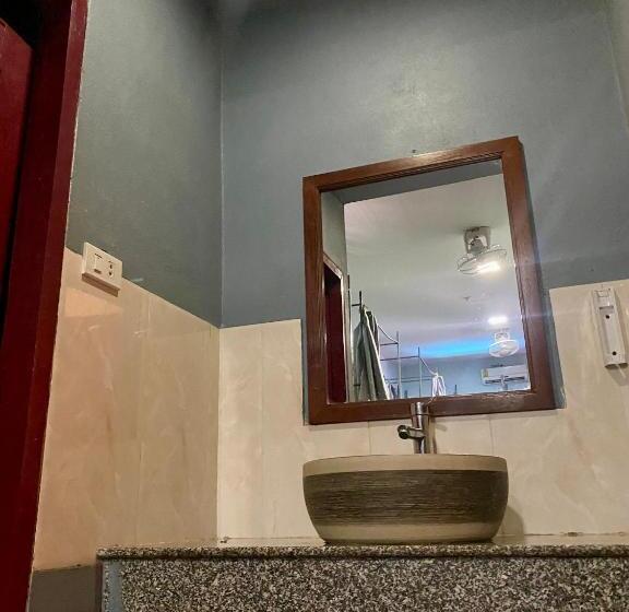 تختخواب در اتاق مشترک, Sunrise Riverside Pool Hostel