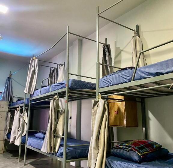 تختخواب در اتاق مشترک, Sunrise Riverside Pool Hostel