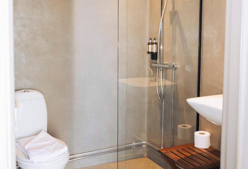 海景套房, The Falcon