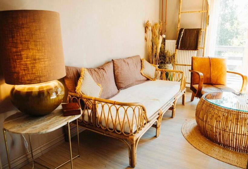 豪华套房, The Falcon