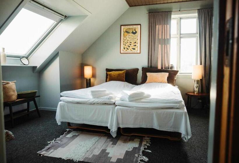 Quarto Economy, The Falcon