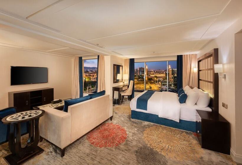 جناح جونيور, Blue Inn