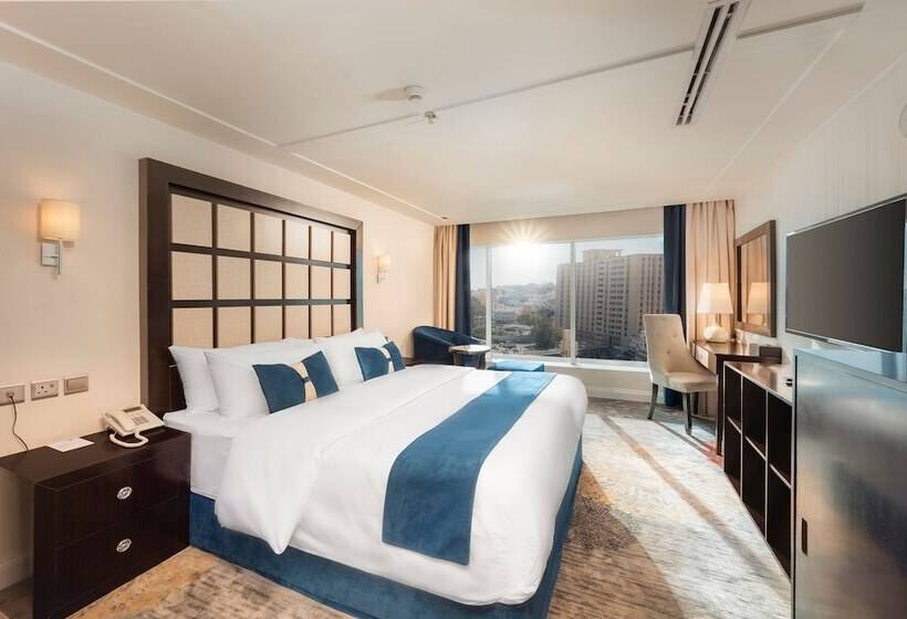 جناح جونيور, Blue Inn