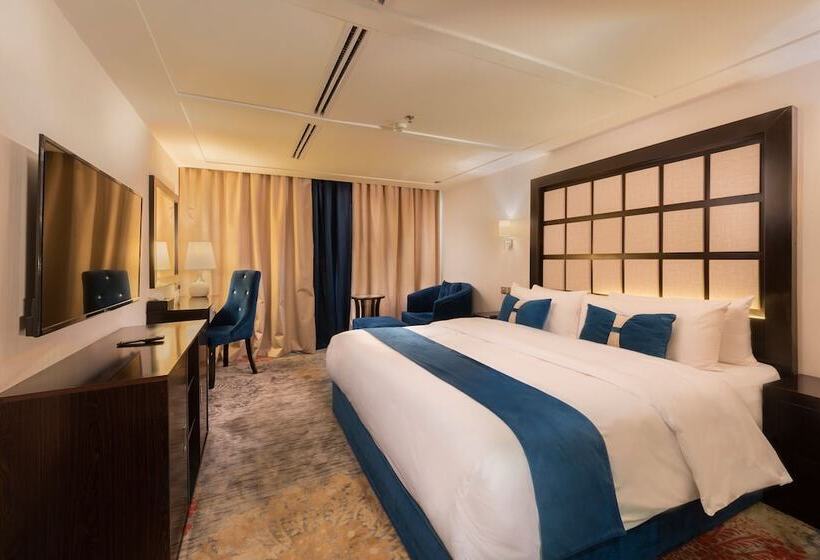 جناح جونيور, Blue Inn