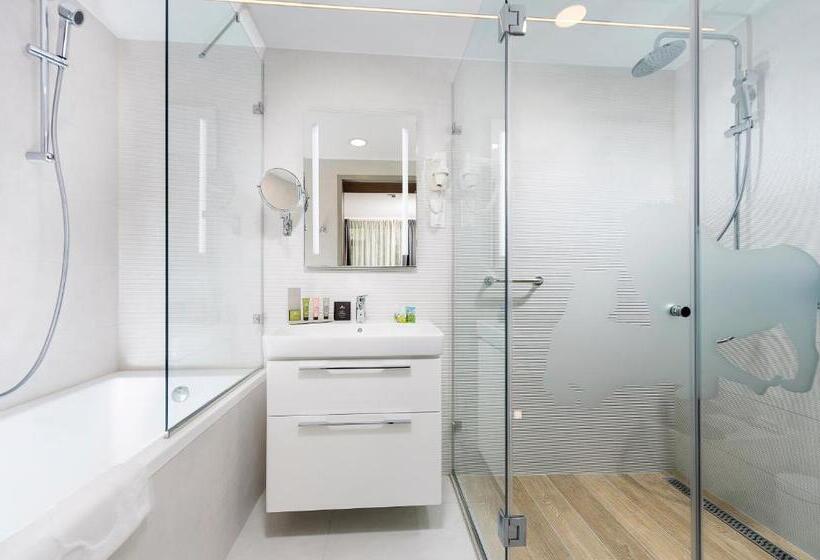 Suite with lake view, Pangea