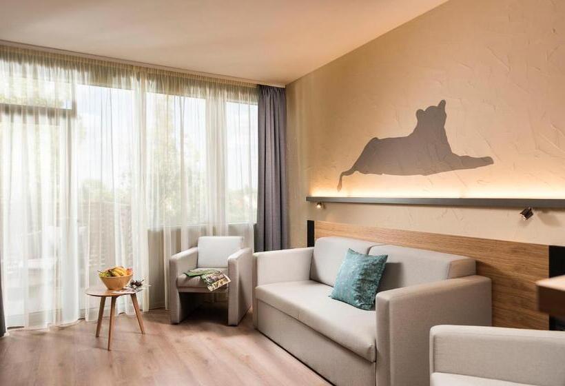 Suite with lake view, Pangea