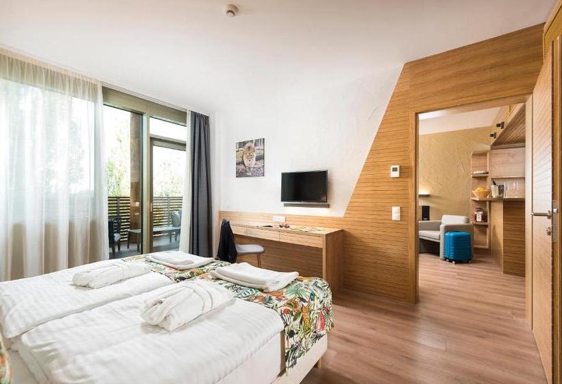 Suite with lake view, Pangea