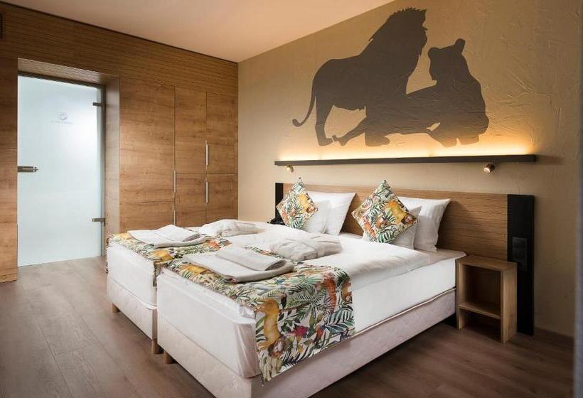 Suite with lake view, Pangea