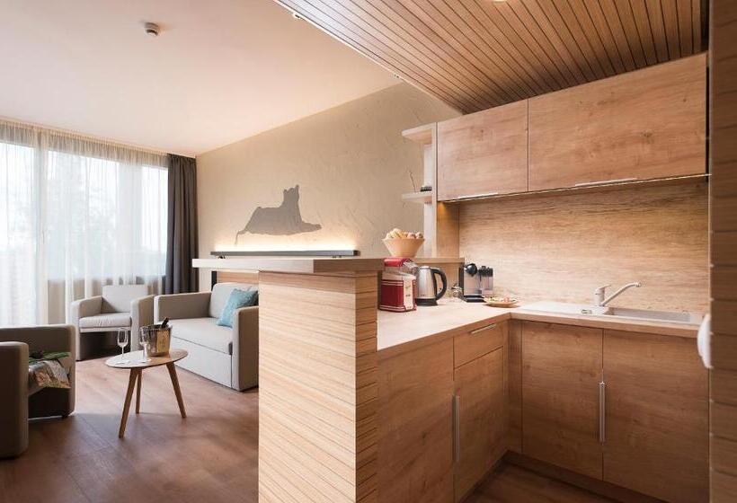 Suite with lake view, Pangea