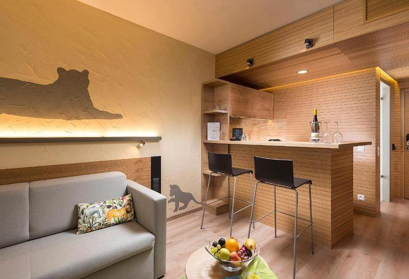 Suite with lake view, Pangea