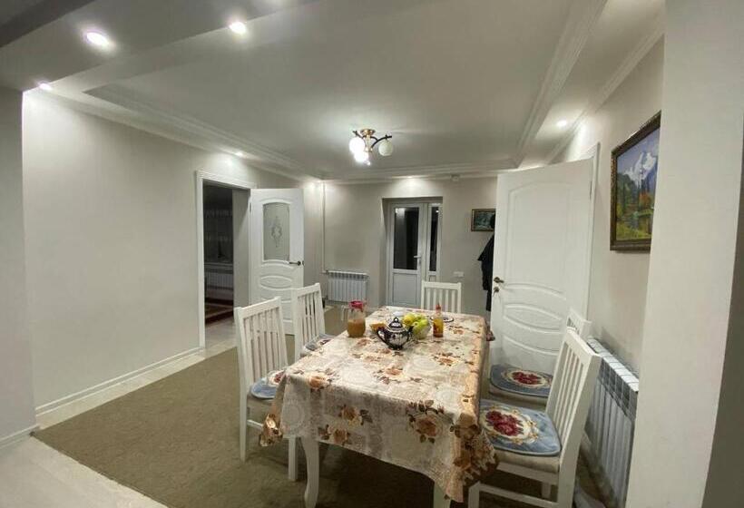 تختخواب در اتاق مشترک, Sunny Hostel