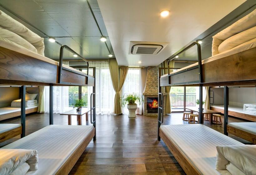 تختخواب در اتاق مشترک, Lustig Hostel