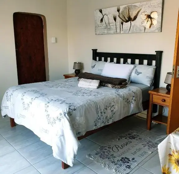 اتاق خانوادگی, Sunflower Self Catering