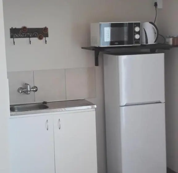 اتاق خانوادگی, Sunflower Self Catering