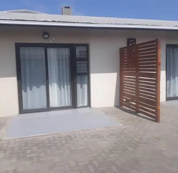اتاق خانوادگی, Sunflower Self Catering