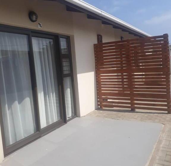 اتاق خانوادگی, Sunflower Self Catering