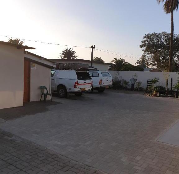 اتاق خانوادگی, Sunflower Self Catering