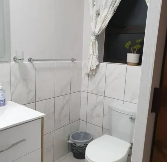 اتاق لوکس, Sunflower Self Catering