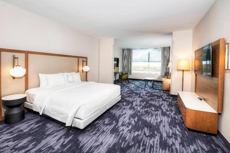 带大床的标准工作室, Fairfield Inn & Suites By Marriott Ottawa Airport