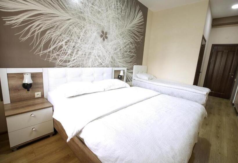 اتاق استاندارد سه نفره, The K Tbilisi