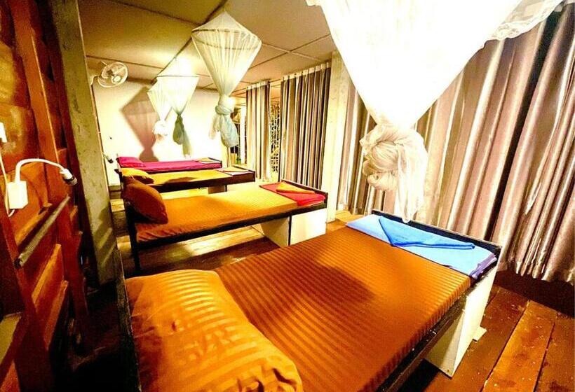 تختخواب در اتاق مشترک, The Cliff Hostel