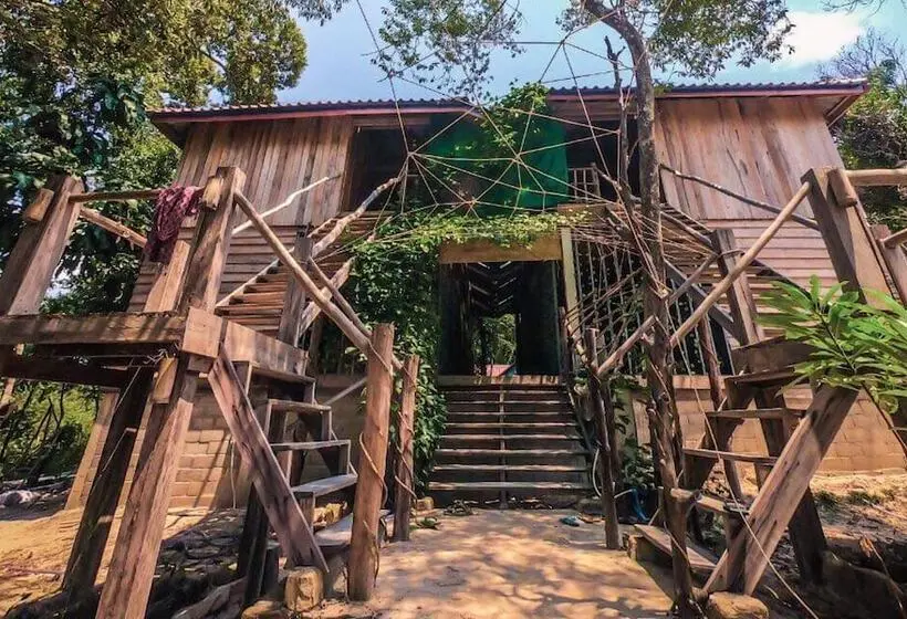 ルームシェアのワンベッド, The Cliff Hostel