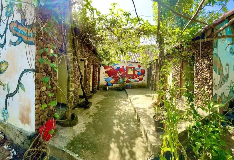 ルームシェアのワンベッド, The Cliff Hostel