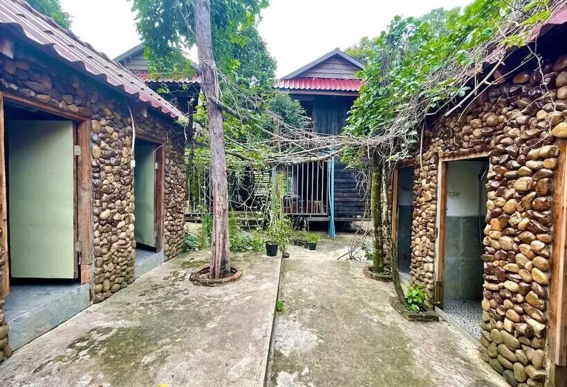 ルームシェアのワンベッド, The Cliff Hostel