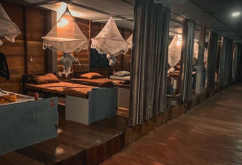 تختخواب در اتاق مشترک, The Cliff Hostel