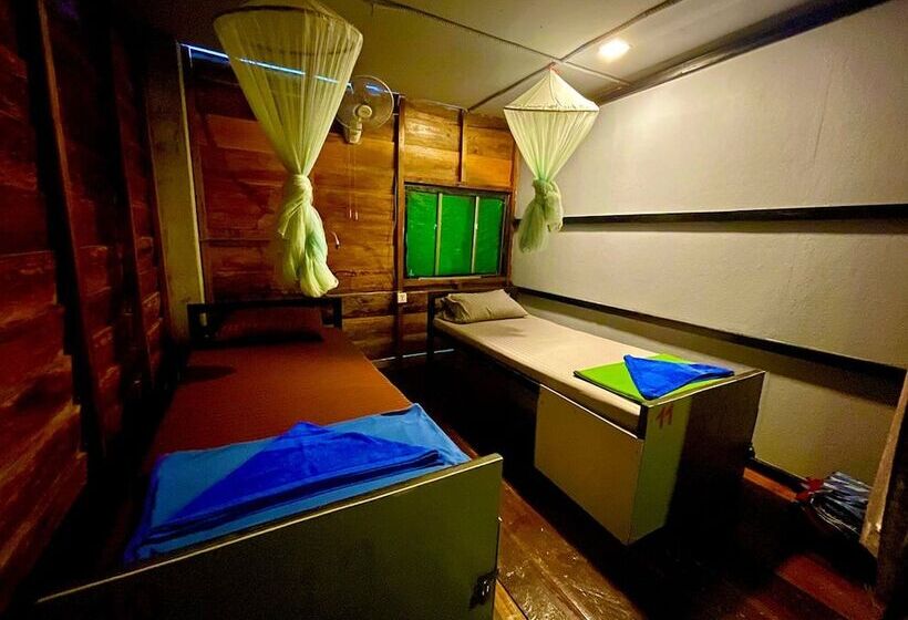 تختخواب در اتاق مشترک, The Cliff Hostel