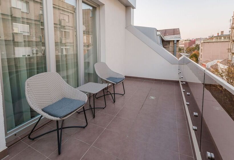 اتاق خانوادگی, Sky