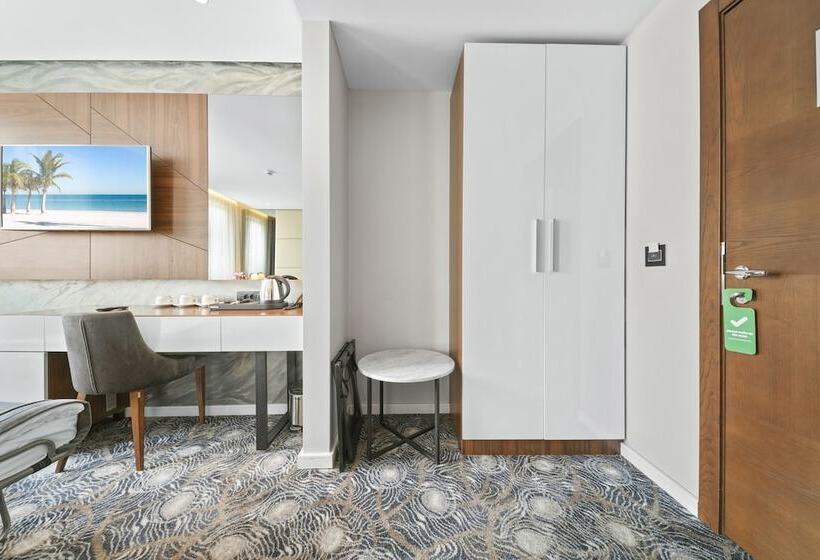 اتاق خانوادگی, Sky