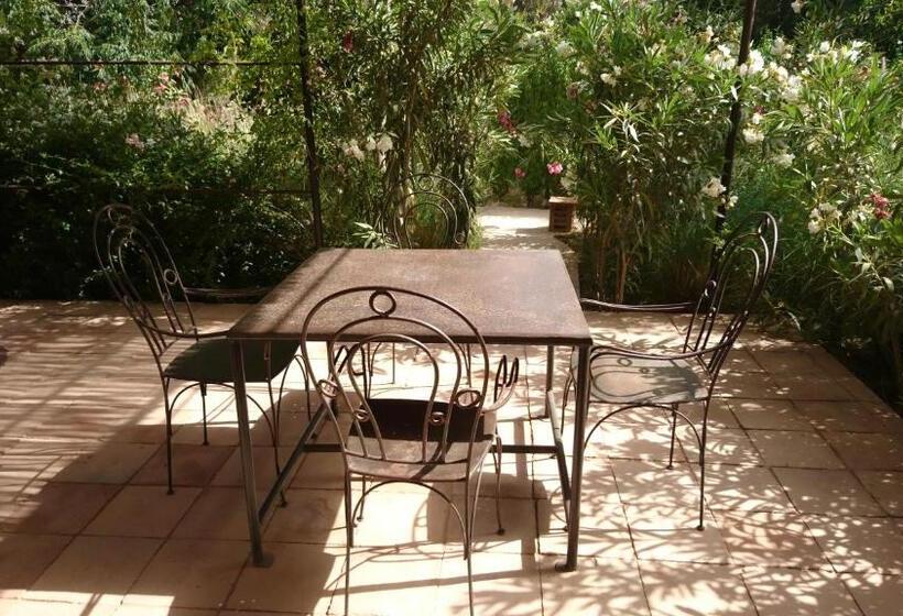 سوییت سوپریور, Les Trois Paons