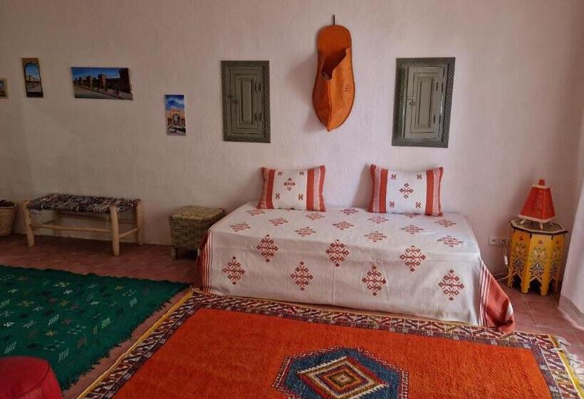 اتاق استاندارد سه نفره, Les Trois Paons