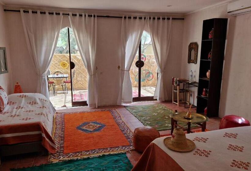 اتاق استاندارد سه نفره, Les Trois Paons