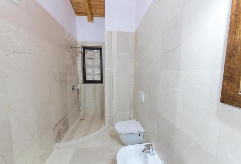 이코노미 룸, Onufri