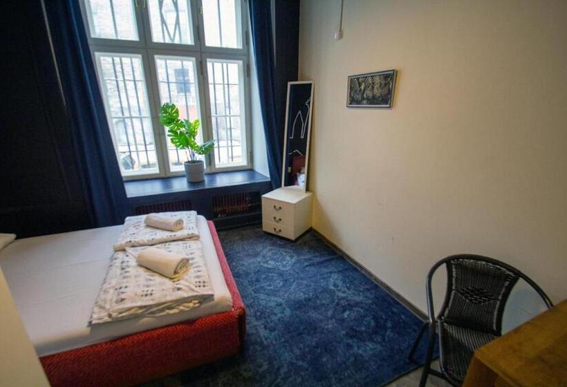 اتاق استاندارد, Imaginary Hostel