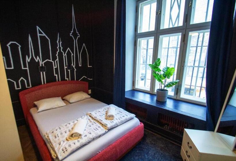 اتاق استاندارد, Imaginary Hostel