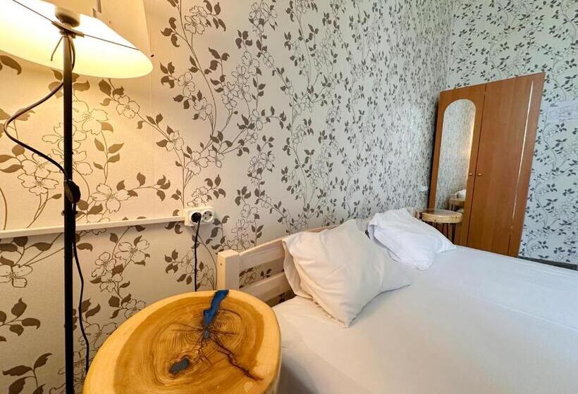 اتاق استاندارد, Imaginary Hostel