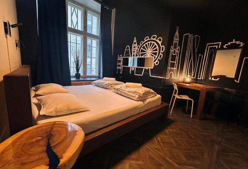 اتاق استاندارد, Imaginary Hostel