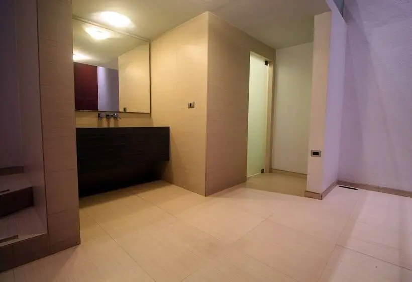 سوییت با استخر, Motel Via