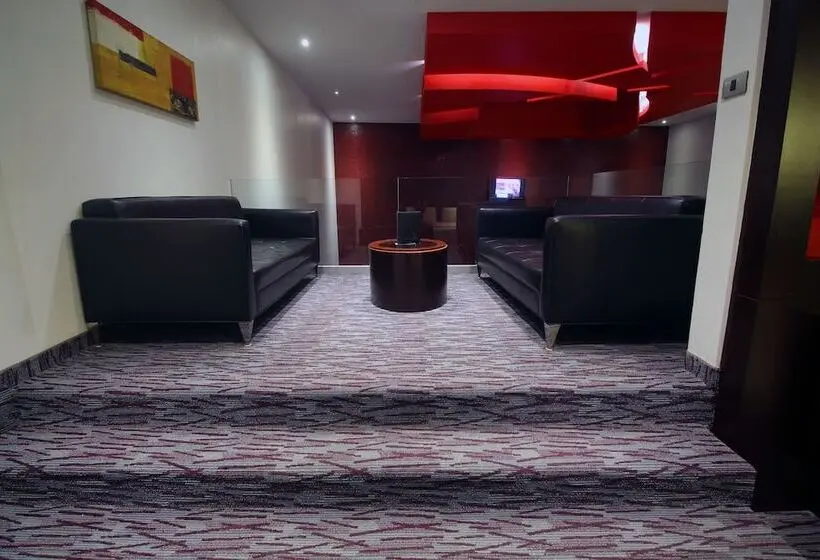 سوییت با استخر, Motel Via
