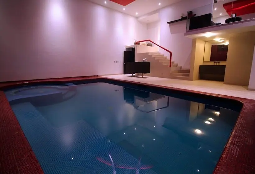 سوییت با استخر, Motel Via
